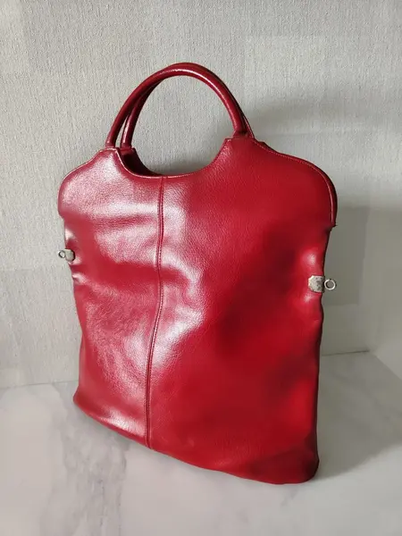 Foto de um(a) Bolsa Vintage Couro Vermelho, Década de 1970, da categoria de Outros colecionáveis. Bolsa vintage da década de 1970, em couro legítimo na cor vermelha. Com alça curta, mas podendo ser usada a tiracolo com... Mostrado de uma perspectiva diferente. Vendido no marketplace Trésors.