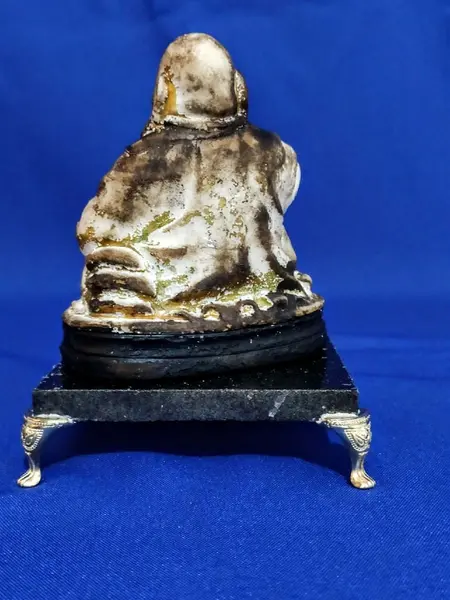 Foto de um(a) Escultura Buddha anos 80, da categoria de Objetos religiosos e espirituais. Buda em resina com pátina envelhecida, base em granito preto e pés dourado metálico. Peça única pelo designer marcelus... Mostrado de uma perspectiva diferente. Vendido no marketplace Trésors.