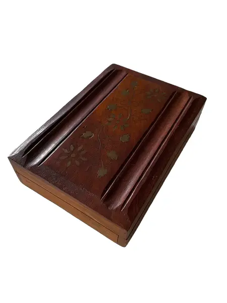 Foto de um(a) Antiga Caixa Decorativa Cigarreira Em Madeira E Bronze, da categoria de Cigarreiras e piteiras. Antiga caixa decorativa ou cigarreira artística em madeira com a tampa com decoração floral em bronze.Medidas 4 x 15 x 11cm. Vendido no marketplace Trésors.
