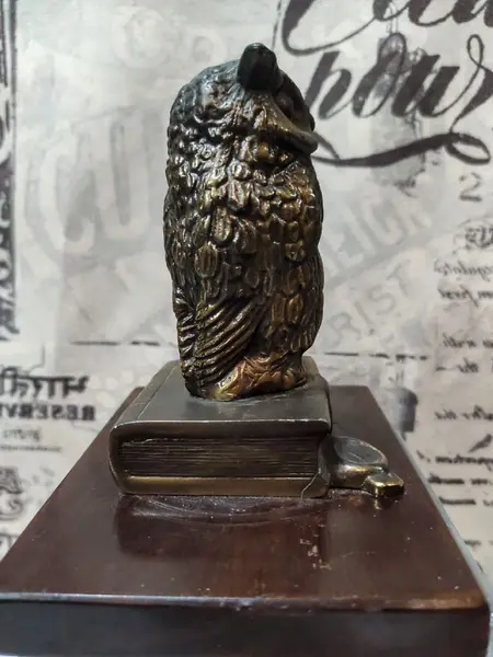 Foto de um(a) Coruja Bronze Anos 80, da categoria de Escultura. Coruja em broze com base em imbuia. A: 12,7 cm / L: 5,6 cm / P: 5,6 cm Base: 12,5 x 10 x 1,5 cm Peso: 521 g. Mostrado de uma perspectiva diferente. Vendido no marketplace Trésors.