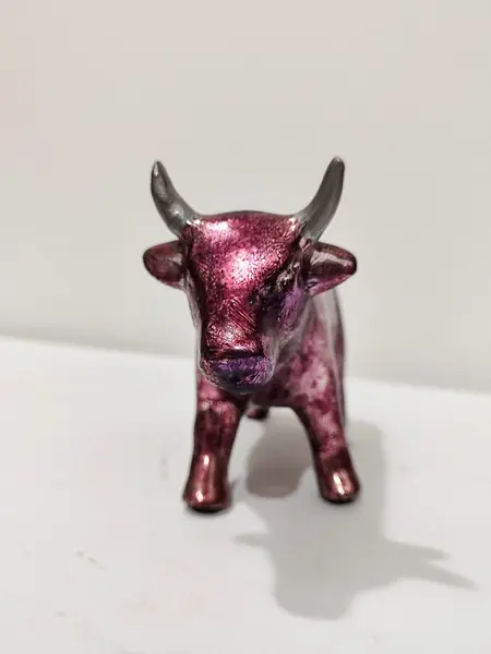Foto de um(a) Cofrinho Vaca, Década de 1990, da categoria de Outros colecionáveis. Mais um item colecionável para os apreciadores de mucca, vache ou cow. Essa é um cofrinho de porcelana na cor rosa metálico.... Mostrado de uma perspectiva diferente. Vendido no marketplace Trésors.