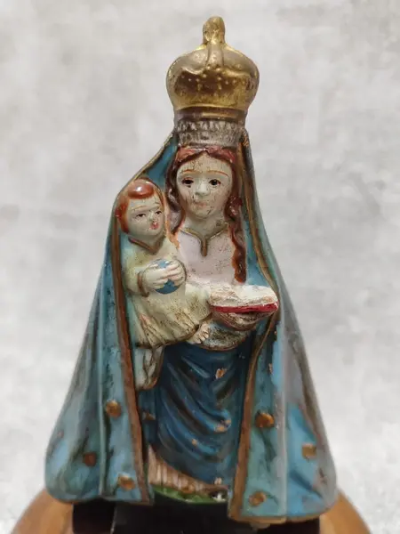 Foto de um(a) Imagem Nossa Senhora de Peneda, Portugal, Década de 1930, da categoria de Objetos religiosos e espirituais. Imagem da nossa senhora de peneda - portugal, com o menino jesus. Em cerâmica policromada, década de 1930. A: 16 cm L: 10 cm... Mostrado de uma perspectiva diferente. Vendido no marketplace Trésors.