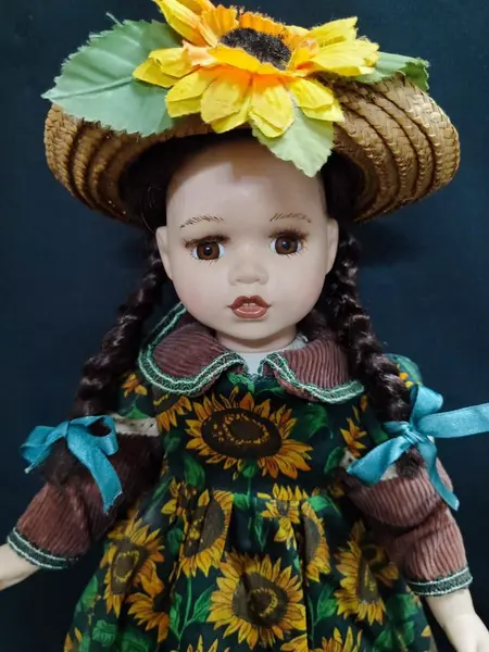 Foto de um(a) Boneca de Porcelana Girassol, Década de 1990, da categoria de Bonecas. Boneca de porcelana vestida de camponesa com chapéu de palha e girassol compondo com o vestido, década de 1990. Não tem... Mostrado de uma perspectiva diferente. Vendido no marketplace Trésors.
