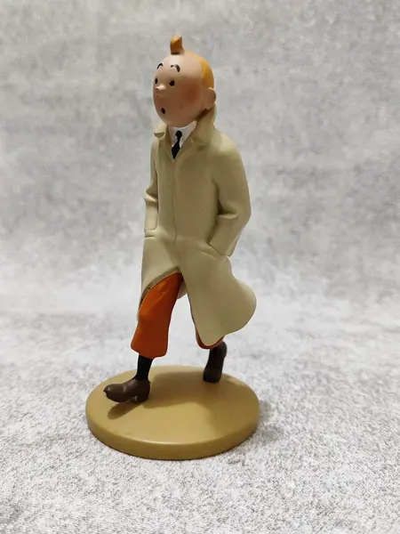 Foto de um(a) As Aventuras de Tintim, Hergé, com Redoma de Vidro, da categoria de Memorabilia de mídia e entretenimento. Tintim com capa de chuva, do livro o caranguejo das pinças de ouro. Figura icônica do seu criador hergé no ano de 1926. A:... Mostrado de uma perspectiva diferente. Vendido no marketplace Trésors.