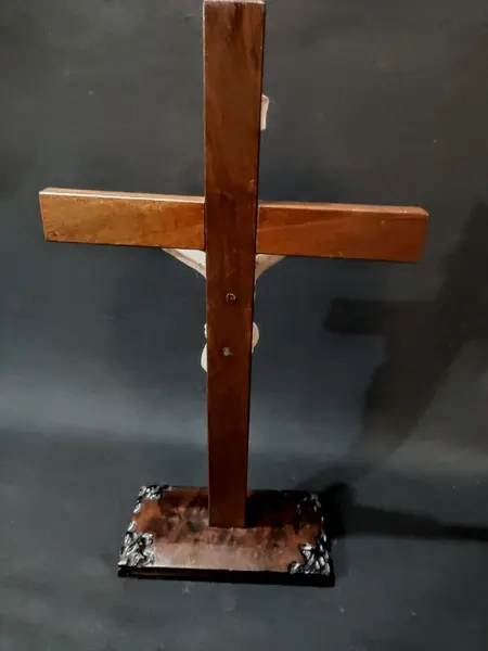 Foto de um(a) Cristo Na Cruz Anos 40, da categoria de Objetos religiosos e espirituais. Cristo na cruz: cristo em pó de mármore com cruz em madeira entalhada, década de 1940 Mede: 43,5cm de altura x 25cm de... Mostrado de uma perspectiva diferente. Vendido no marketplace Trésors.