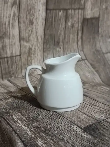 Foto de um(a) Cremeirinha Porcelana Branca Alfi, Década de 1980, da categoria de Cremeiras. Cremeira em porcelana branca lisa, década de 1980 porcelana alfi A: 8 cm L alça até o bico: 8,5 cm D: 6,5 cm. Mostrado de uma perspectiva diferente. Vendido no marketplace Trésors.