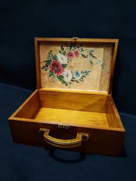Foto de um(a) Caixa de Costura em Madeira com Decoupage Floral, Década de 1940, da categoria de Cestos e Caixas. Caixa de costura em madeira com pintura na tampa e decoupage na parte interna, alça em baquelite e dobradiças laterais... Mostrado de uma perspectiva diferente. Vendido no marketplace Trésors.