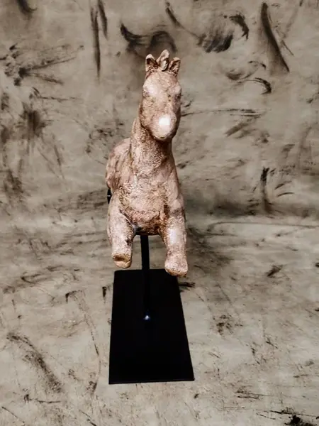 Foto de um(a) Escultura Equina Fragmentada, da categoria de Escultura. Escultura equina fragmentada: técnica mista com pátina terracota envelhecida e base em ferro ebanizada. Peca única pelo... Mostrado de uma perspectiva diferente. Vendido no marketplace Trésors.