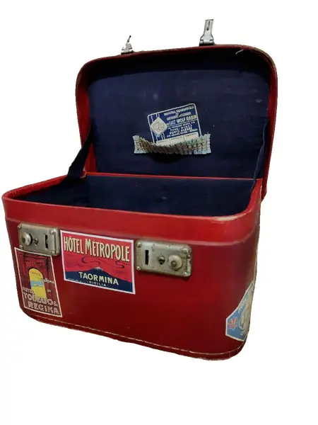 Foto de um(a) Frasqueira Brasileira Anos 50, da categoria de Malas. Frasqueira brasileira em couro com reclames antigos de hotéis, década de 1950, da indústria brasileira riograndense de... Vendido no marketplace Trésors.