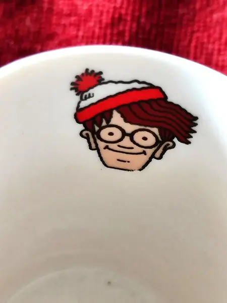 Foto de um(a) Canequinha Wheres Wally, Década de 2000, da categoria de Canecas. Where's wally. Série de livros criados por martin handford em 1980. Sempre perdido e perdendo seus pertences. Caneca em... Mostrado de uma perspectiva diferente. Vendido no marketplace Trésors.