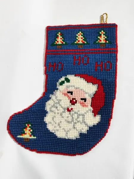 Foto de um(a) Botinha Noel para Lareira, Década de 1980, da categoria de Outros objetos decorativos. Bota decorativa para lareiras em ponto de cruz com forro de algodão, década de 1989. L: 28 cm A: 36,5 cm peso: 179 g. Mostrado de uma perspectiva diferente. Vendido no marketplace Trésors.