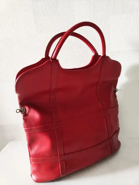 Foto de um(a) Bolsa Vintage Couro Vermelho, Década de 1970, da categoria de Outros colecionáveis. Bolsa vintage da década de 1970, em couro legítimo na cor vermelha. Com alça curta, mas podendo ser usada a tiracolo com... Mostrado de uma perspectiva diferente. Vendido no marketplace Trésors.