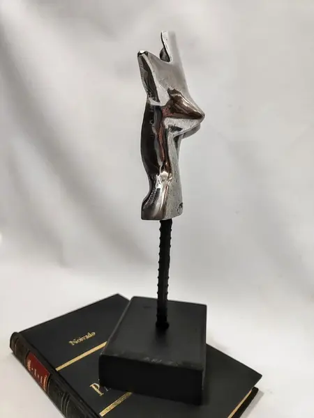 Foto de um(a) Escultura Torso Feminino em Alumínio, Década de 2000, da categoria de Escultura. Escultura torso feminino, fundido em alumínio, haste em vergalhão e base madeira, ambas ebanizadas, década de 2000. Material... Mostrado de uma perspectiva diferente. Vendido no marketplace Trésors.