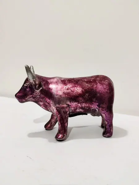 Foto de um(a) Cofrinho Vaca, Década de 1990, da categoria de Outros colecionáveis. Mais um item colecionável para os apreciadores de mucca, vache ou cow. Essa é um cofrinho de porcelana na cor rosa metálico.... Mostrado de uma perspectiva diferente. Vendido no marketplace Trésors.