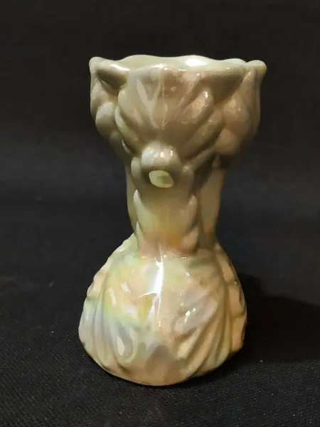 Foto de um(a) Palmatória Porcelana 40'S, da categoria de Castiçais. Palmatória em porcelana vitrificada na cor verde com arabescos em relevo, década de 1940.A: 7,5 cm / L: 8 cm / P: 5 cm peso:... Mostrado de uma perspectiva diferente. Vendido no marketplace Trésors.