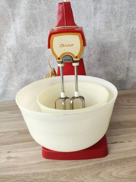 Foto de um(a) Batedeira Arno 60'S, da categoria de Eletrodomésticos. Batedeira arno, década de 1960, na cor vermelha com duas pás metálicas, dois bolws em plástico com 16 cm e 22 cm de diâmetro... Mostrado de uma perspectiva diferente. Vendido no marketplace Trésors.