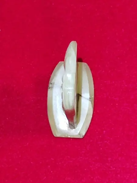 Foto de um(a) Silhueta Madona em Onix Paquistanês, Década de 1980, da categoria de Objetos religiosos e espirituais. Silhueta da madona em onix paquistanês, década de 1980. A: 10,5 cm / P: 8 mm / Base: 4,8 x 2,8 cmPeso: 88 g. Mostrado de uma perspectiva diferente. Vendido no marketplace Trésors.