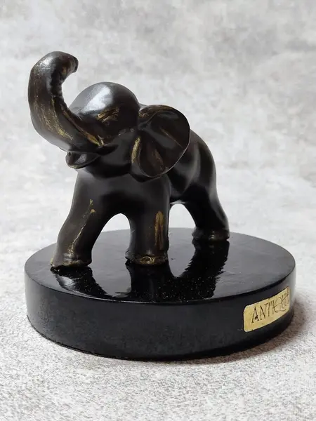 Foto de um(a) Escultura Elefante em Antimônio, Década de 1990, da categoria de Modelos e estatuetas. Elefante em antimônio com pátina bronze envelhecida, base em resina ebanizada, levando a logo do fabricante antiqua, década... Mostrado de uma perspectiva diferente. Vendido no marketplace Trésors.