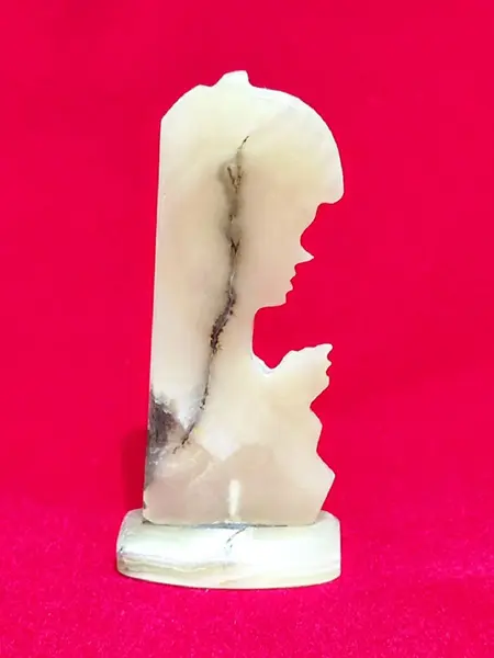 Foto de um(a) Silhueta Madona em Onix Paquistanês, Década de 1980, da categoria de Objetos religiosos e espirituais. Silhueta da madona em onix paquistanês, década de 1980. A: 10,5 cm / P: 8 mm / Base: 4,8 x 2,8 cmPeso: 88 g. Mostrado de uma perspectiva diferente. Vendido no marketplace Trésors.