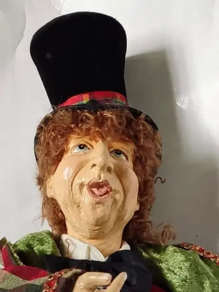 Foto de um(a) Maestro Natalino, 2015, da categoria de Modelos e estatuetas. Enfeite natalino de maestro com rosto em resina e roupas em tecido nas cores natalinas, década de 2015 A: 59cm Base: 19 x... Mostrado de uma perspectiva diferente. Vendido no marketplace Trésors.