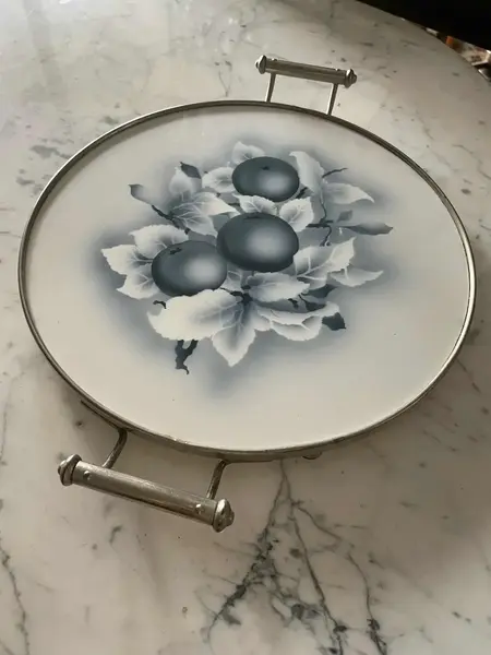 Foto de um(a) Antiga Rara Bandeja De Majólica Faiança Alemã Azul E Branco, da categoria de Bandejas. Antiga e rara bandeja de majólica alemã, armação em metal prateado. Linda decoração branco e azul “natureza morta”. Período... Mostrado de uma perspectiva diferente. Vendido no marketplace Trésors.