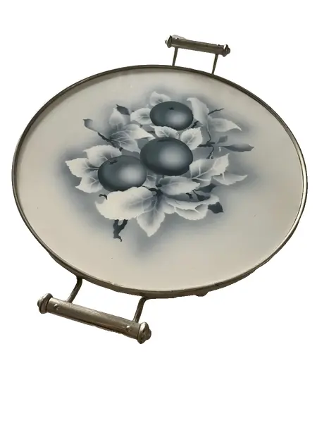 Foto de um(a) Antiga Rara Bandeja De Majólica Faiança Alemã Azul E Branco, da categoria de Bandejas. Antiga e rara bandeja de majólica alemã, armação em metal prateado. Linda decoração branco e azul “natureza morta”. Período... Vendido no marketplace Trésors.