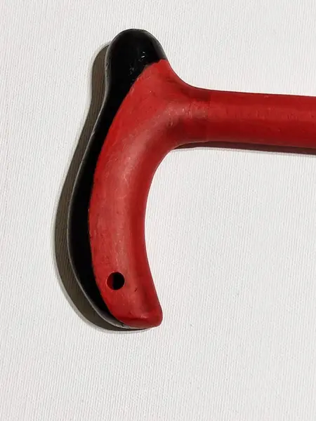 Foto de um(a) Bengala Red N Black, Década de 1980, da categoria de Outros objetos decorativos. Bengala em madeira ebanizada com castão anatômico e pintura vermelha e preta, década de 1980 com furo para uso de fita de... Mostrado de uma perspectiva diferente. Vendido no marketplace Trésors.