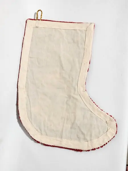 Foto de um(a) Botinha Noel para Lareira, Década de 1980, da categoria de Outros objetos decorativos. Bota decorativa para lareiras em ponto de cruz com forro de algodão, década de 1989. L: 28 cm A: 36,5 cm peso: 179 g. Mostrado de uma perspectiva diferente. Vendido no marketplace Trésors.