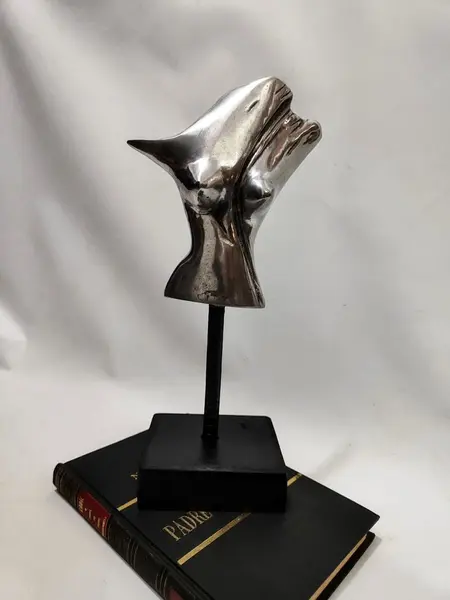 Foto de um(a) Escultura Torso Feminino em Alumínio, Década de 2000, da categoria de Escultura. Escultura torso feminino, fundido em alumínio, haste em vergalhão e base madeira, ambas ebanizadas, década de 2000. Material... Mostrado de uma perspectiva diferente. Vendido no marketplace Trésors.