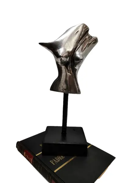 Foto de um(a) Escultura Torso Feminino em Alumínio, Década de 2000, da categoria de Escultura. Escultura torso feminino, fundido em alumínio, haste em vergalhão e base madeira, ambas ebanizadas, década de 2000. Material... Vendido no marketplace Trésors.