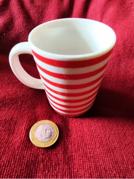 Foto de um(a) Canequinha Wheres Wally, Década de 2000, da categoria de Canecas. Where's wally. Série de livros criados por martin handford em 1980. Sempre perdido e perdendo seus pertences. Caneca em... Mostrado de uma perspectiva diferente. Vendido no marketplace Trésors.