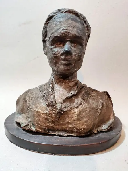 Foto de um(a) Escultura Feminina 00'S, da categoria de Escultura. Escultura feminina em técnica mista com pátina bronze oxidado e envelhecido, base elíptica em madeira ebanizada, década de... Mostrado de uma perspectiva diferente. Vendido no marketplace Trésors.