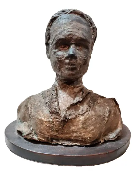 Foto de um(a) Escultura Feminina 00'S, da categoria de Escultura. Escultura feminina em técnica mista com pátina bronze oxidado e envelhecido, base elíptica em madeira ebanizada, década de... Vendido no marketplace Trésors.