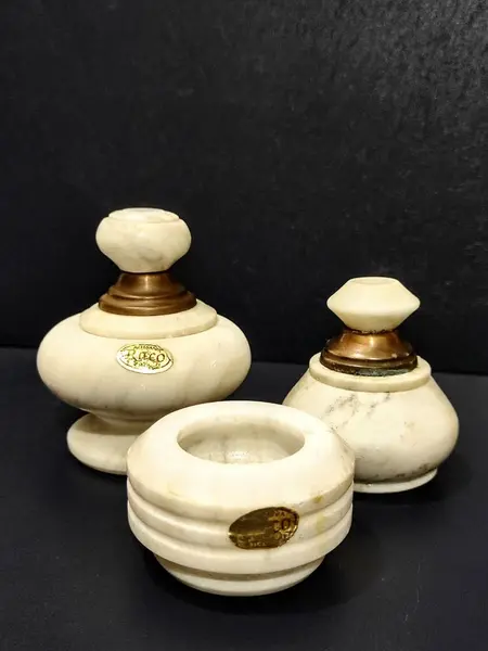 Foto de um(a) Combo Peças em Mármore Chileno, Década de 1980, da categoria de Outros objetos decorativos. Combo de pequenas peças em mármore chileno da marca raco, década de 1980. Um deles foi colado. Maior com tampa: A 8,4 cm D:... Mostrado de uma perspectiva diferente. Vendido no marketplace Trésors.