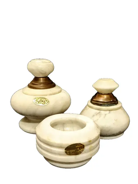 Foto de um(a) Combo Peças em Mármore Chileno, Década de 1980, da categoria de Outros objetos decorativos. Combo de pequenas peças em mármore chileno da marca raco, década de 1980. Um deles foi colado. Maior com tampa: A 8,4 cm D:... Vendido no marketplace Trésors.