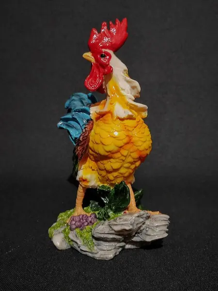 Foto de um(a) Galo em Poliresina Italiana, Década de 2000, da categoria de Modelos e estatuetas. Galo em poliresina italina, com policromia vitrificada, década de 2000. A: 21 cm / L: 16 cm / P: 9,5 cm Peso: 400 g. Mostrado de uma perspectiva diferente. Vendido no marketplace Trésors.