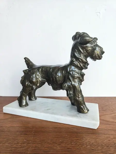 Foto de um(a) Escultura Schnauzer Cerâmica e Mármore, da categoria de Escultura. Schnauzer em cerâmica com pátina bronze e banho de vidro líquido (resina), base em mármore branco. Peça única pelo designer... Mostrado de uma perspectiva diferente. Vendido no marketplace Trésors.