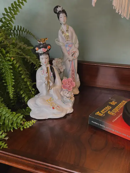 Foto de um(a) Geisha Oriental, da categoria de Modelos e estatuetas. Estatueta decorativa oriental em porcelana, representando uma geisha sentada. A peça destaca-se pela riqueza de detalhes na... Mostrado de uma perspectiva diferente. Vendido no marketplace Trésors.