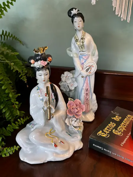 Foto de um(a) Geisha Oriental, da categoria de Modelos e estatuetas. Estatueta decorativa oriental em porcelana, representando uma geisha sentada. A peça destaca-se pela riqueza de detalhes na... Mostrado de uma perspectiva diferente. Vendido no marketplace Trésors.