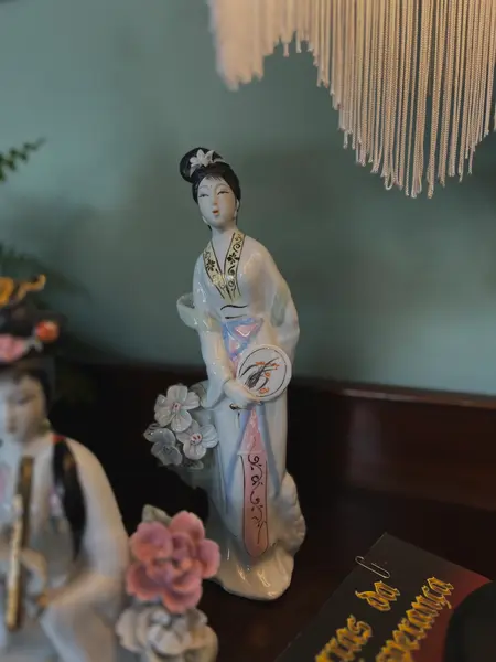 Foto de um(a) Geisha oriental, da categoria de Modelos e estatuetas. Estatueta decorativa oriental em porcelana, representando uma geisha em pé. A peça destaca-se pela riqueza de detalhes na... Mostrado de uma perspectiva diferente. Vendido no marketplace Trésors.
