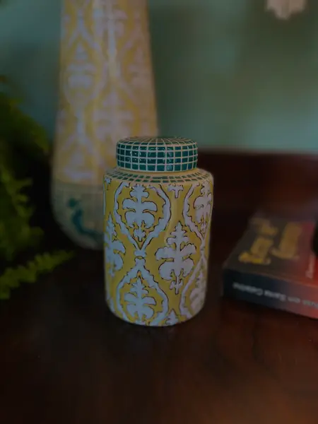 Foto de um(a) Potiche em porcelana pintado a mão, da categoria de Vasos. Potiche decorativo com tampa em porcelana, apresentando formato cilíndrico e design oriental contemporâneo. Peça... Mostrado de uma perspectiva diferente. Vendido no marketplace Trésors.