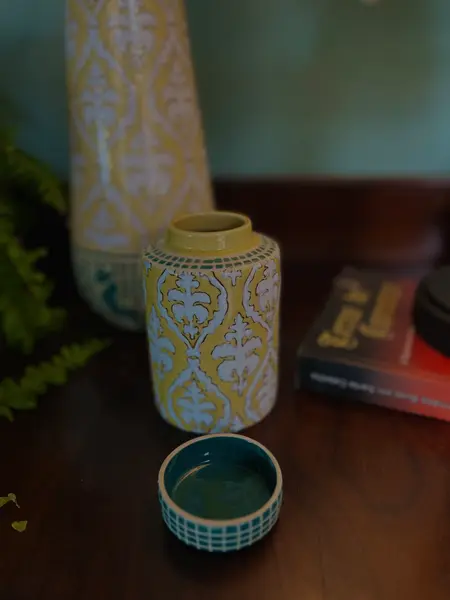 Foto de um(a) Potiche em porcelana pintado a mão, da categoria de Vasos. Potiche decorativo com tampa em porcelana, apresentando formato cilíndrico e design oriental contemporâneo. Peça... Mostrado de uma perspectiva diferente. Vendido no marketplace Trésors.