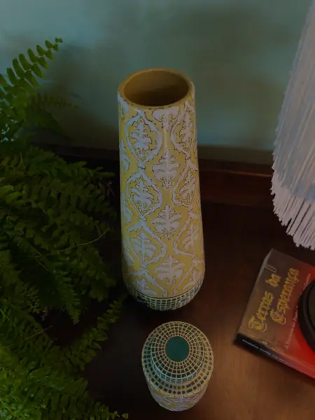 Foto de um(a) Vaso em porcelana pintado a mão, da categoria de Vasos. Vaso decorativo em cerâmica com formato cônico e design oriental contemporâneo. Peça inteiramente pintada à mão,... Mostrado de uma perspectiva diferente. Vendido no marketplace Trésors.
