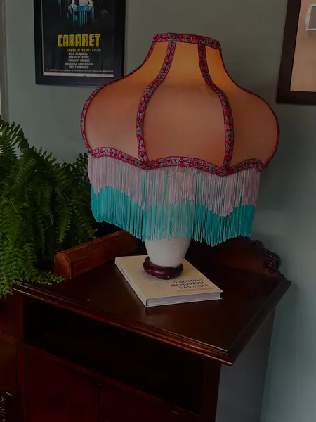 Foto de um(a) Abajur Boho em Porcelana, da categoria de Abajures. Luminária de mesa composta por base em porcelana branca e cúpula artesanal estruturada em aço inox. A cúpula destaca-se pelo... Mostrado de uma perspectiva diferente. Vendido no marketplace Trésors.
