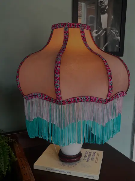 Foto de um(a) Abajur Boho em Porcelana, da categoria de Abajures. Luminária de mesa composta por base em porcelana branca e cúpula artesanal estruturada em aço inox. A cúpula destaca-se pelo... Mostrado de uma perspectiva diferente. Vendido no marketplace Trésors.
