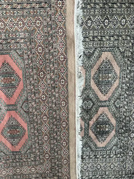 Foto de um(a) Tapete Paquistanês Bokhara, da categoria de Tapetes. Autêntico tapete paquistanês confeccionado inteiramente à mão em lã, seguindo a tradicional técnica de tecelagem oriental.... Mostrado de uma perspectiva diferente. Vendido no marketplace Trésors.