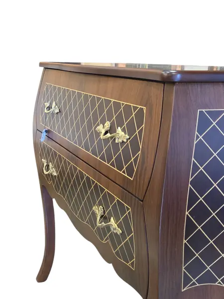 Foto de um(a) Comoda Bombê Xadrez Marchetaria e Bronze, da categoria de Cômodas e Sapateira. Esta magnífica cômoda estilo Bombê destaca-se pelo seu design curvilíneo imponente e pela riqueza de seus detalhes. O grande... Mostrado de uma perspectiva diferente. Vendido no marketplace Trésors.
