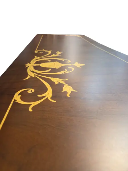 Foto de um(a) Balcão Buffet Bombê Antigo em Madeira Nobre com Marchetaria e Bronze, da categoria de Aparadores e Buffet. Excepcional Balcão Buffet Bombê com Rica Marchetaria e Bronze Uma obra-prima do mobiliário clássico, este balcão buffet une... Mostrado de uma perspectiva diferente. Vendido no marketplace Trésors.