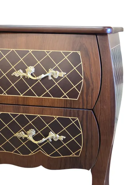 Foto de um(a) Comoda Bombê Xadrez Marchetaria e Bronze, da categoria de Cômodas e Sapateira. Esta magnífica cômoda estilo Bombê destaca-se pelo seu design curvilíneo imponente e pela riqueza de seus detalhes. O grande... Mostrado de uma perspectiva diferente. Vendido no marketplace Trésors.