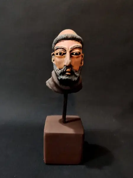 Foto de um(a) Escultura São Francisco, da categoria de Objetos religiosos e espirituais. Cabeça de são francisco em terracota policromada com base em madeira e haste em metal. Peça única pelo designer marcelus... Mostrado de uma perspectiva diferente. Vendido no marketplace Trésors.